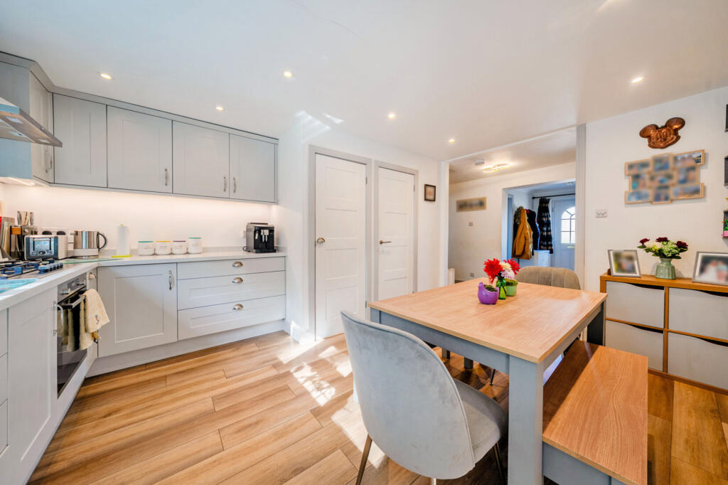 House in Basingstoke and Deane, Kempshott - View 2