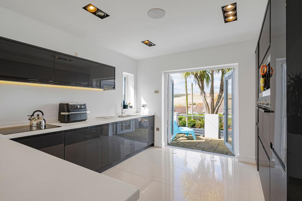 House in Brighton, Saltdean - More