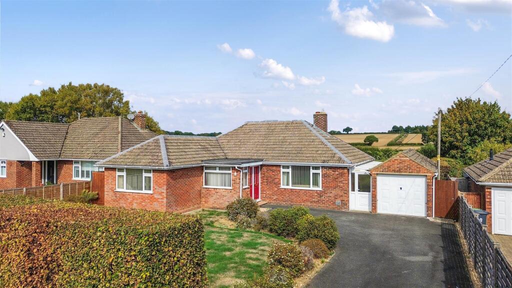 3-bed detached on Pack Lane, Oakley, Basingstoke, £575,000