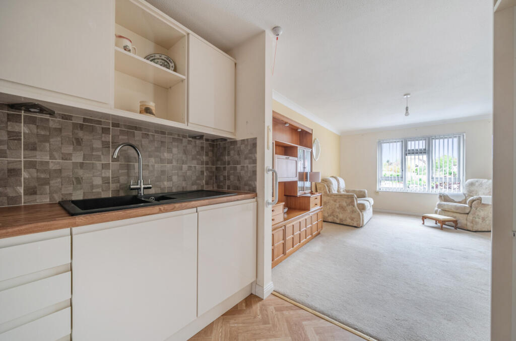 Apartment in Guildford, Surrey - View 4