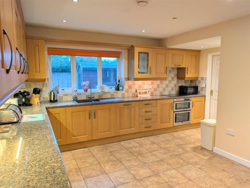 12 Ashford Park, Pontesbury, Shrewsbury, SY5 0QW photo 4