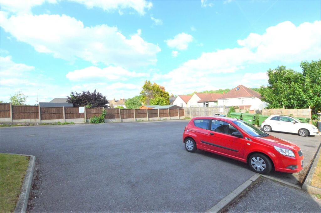Apartment in Redhill, Earlswood - More