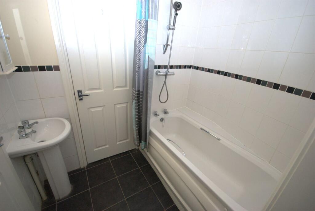 House in Rugby, New Bilton - More