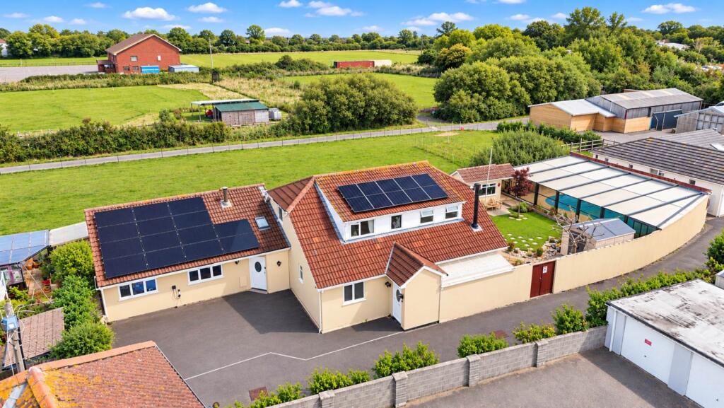 4-bed detached on **Sand Bay**Perfect for Dual Occupancy**Swimming Pool Complex**2 Minutes to Beach**, £550,000