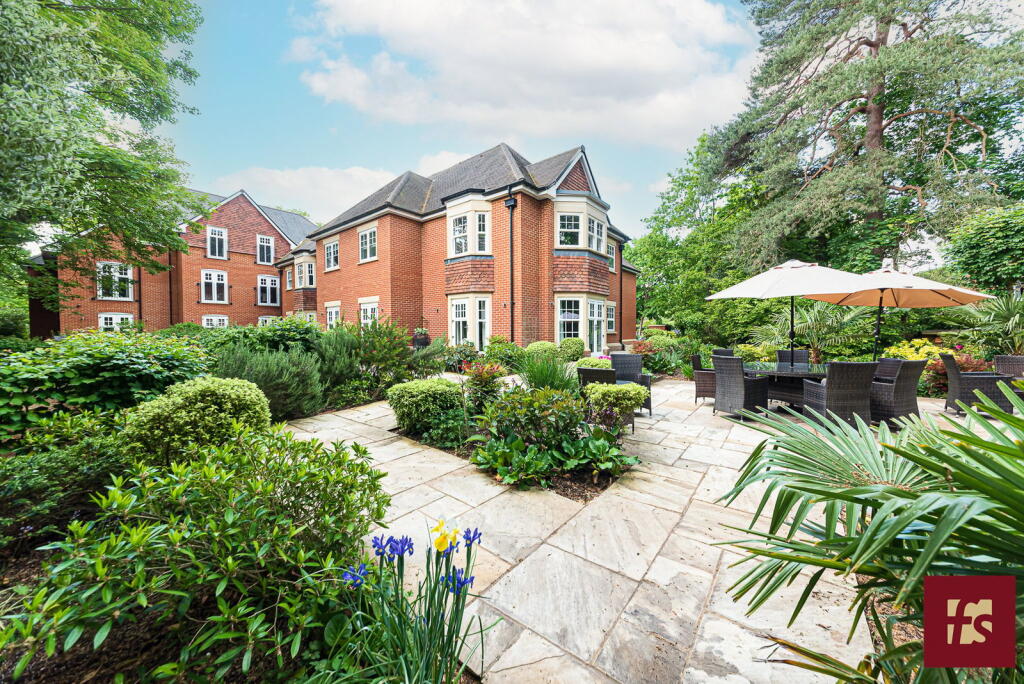 Main image of property: Fleur de lis, Dukes Ride, Crowthorne, Berkshire RG45 6AZ