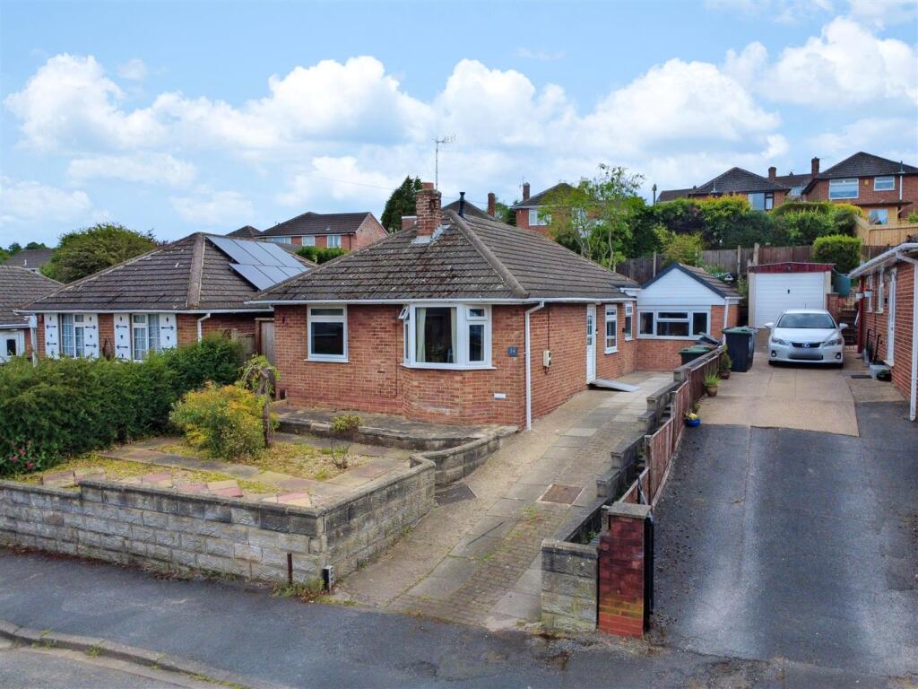 3-bed detached on Farm Road, Arnold, Nottingham, £230,000