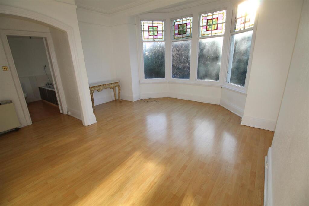 Apartment in Bradford, Shipley - View 2