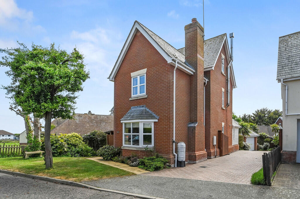 4-bed detached on Louise Close, Walton On The Naze, £475,000