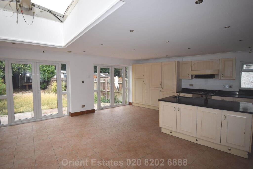 House in London, Brent Cross - View 2