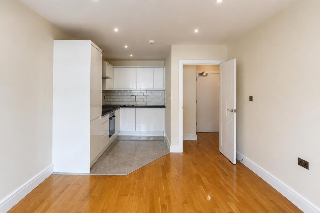 Main image of property: London Road, Bracknell, Berkshire, RG12 2XH