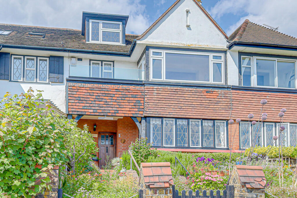 4-bed flat on Grand Parade, Leigh-on-sea, SS9, £550,000