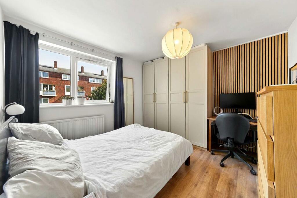 Apartment in London, St Martins Estate, Streatham Hill - More