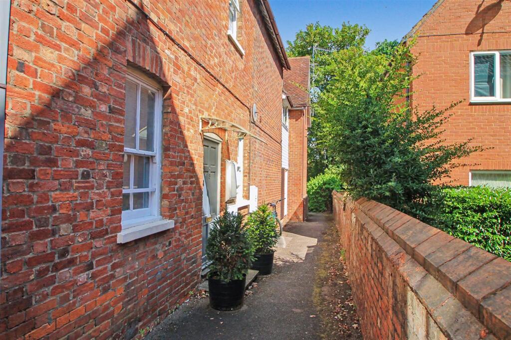 Main image of property: Kimbolton Avenue, Bedford