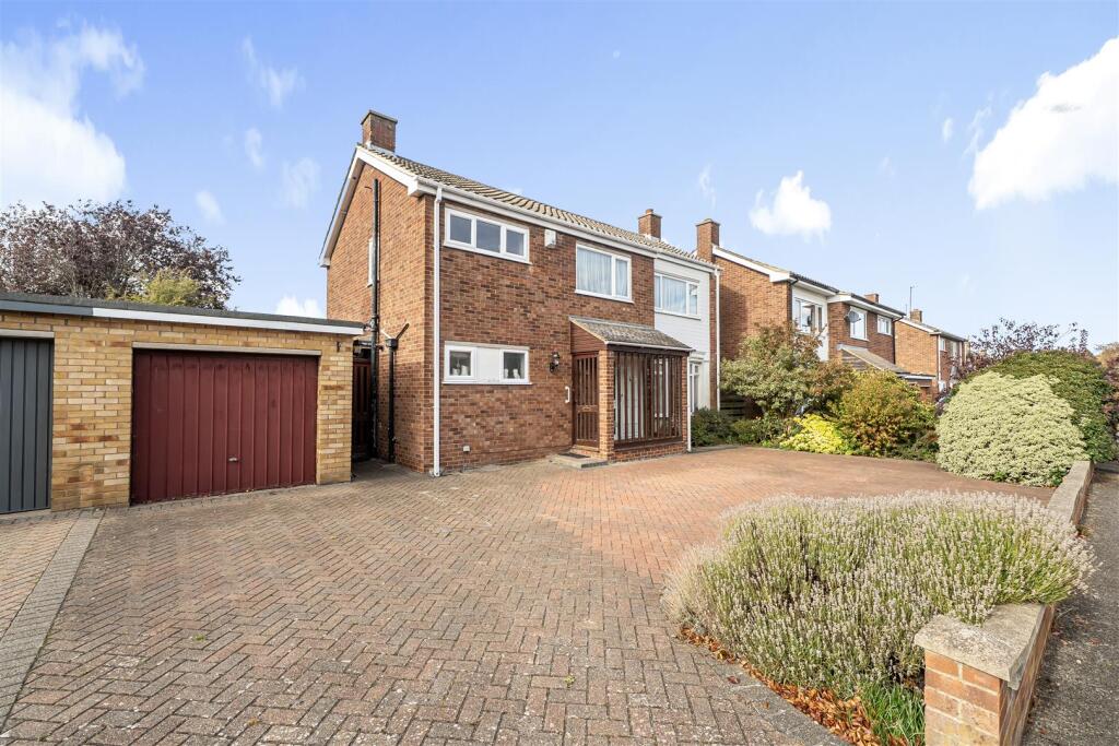 3-bed detached on Hartshill, Bedford, £500,000