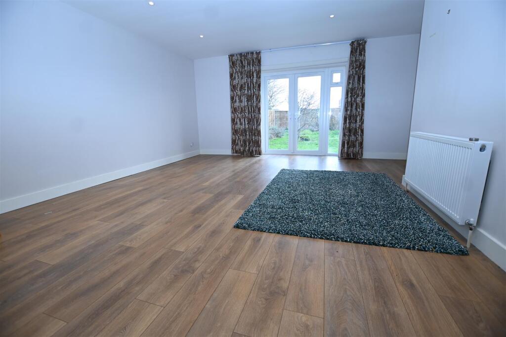 No chain - Hawkesbury Road, Canvey Island photo 2
