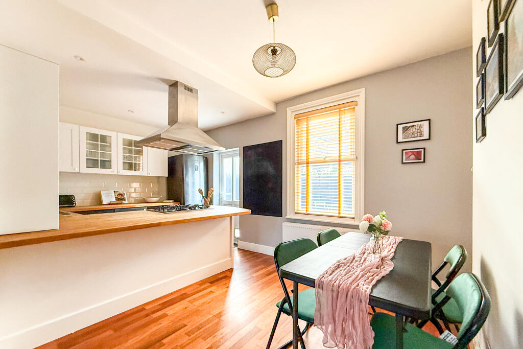 House in Eastbourne, Seaside, Roselands - View 4