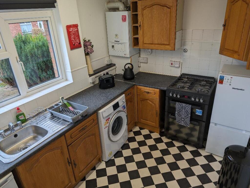 House in Stoke-on-Trent - View 4