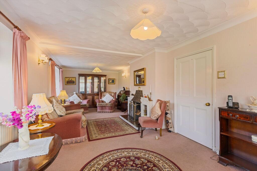 Village Home on a Two Acre Plot in Bergh Apton photo 4
