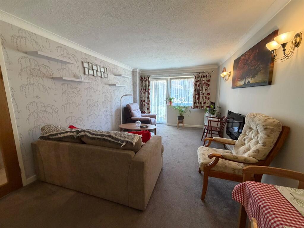 Apartment in Woking, Surrey - More