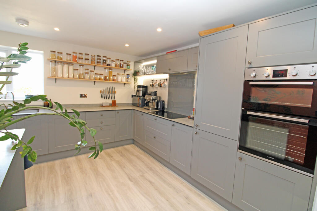 House in Basingstoke and Deane, Overton - View 4