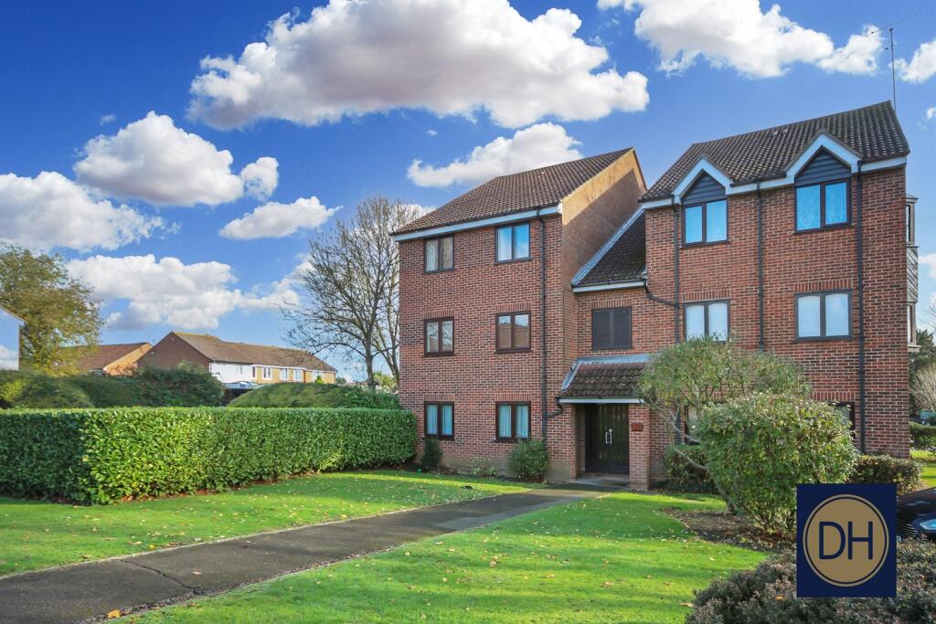 1-bed flat on Wellington Road, North Weald, Essex CM16, £205,000