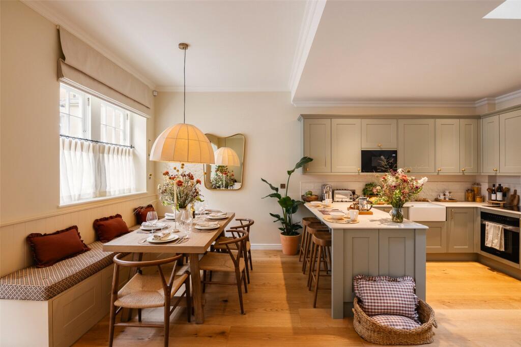 Main image of property: Queensbury Mews West, South Kensington, SW7