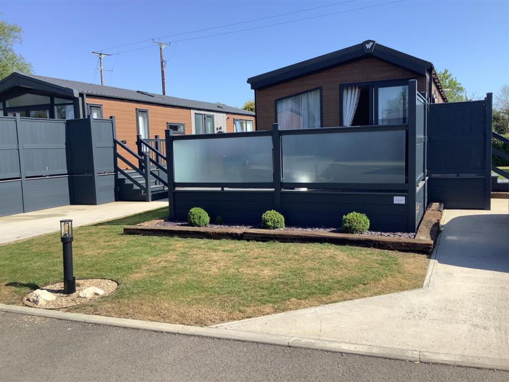 2-bed caravan on Hull Road, Skirlaugh, Hull, £84,500