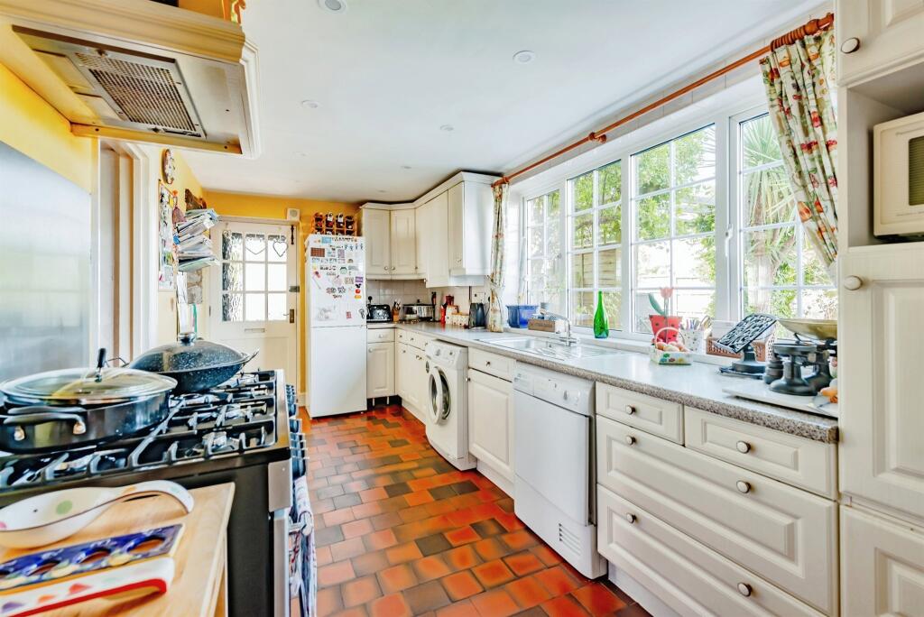 House in Tandridge, Bletchingley - View 6