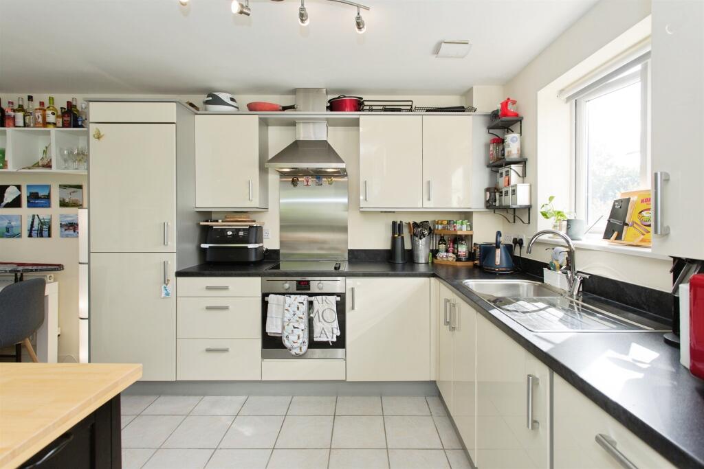 Apartment in Cambridge, Orchard Park - More