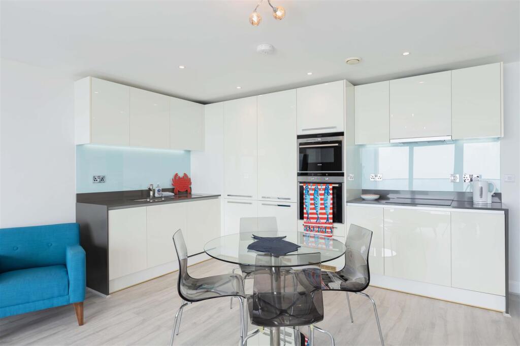 Apartment in Worthing, West Sussex - View 3