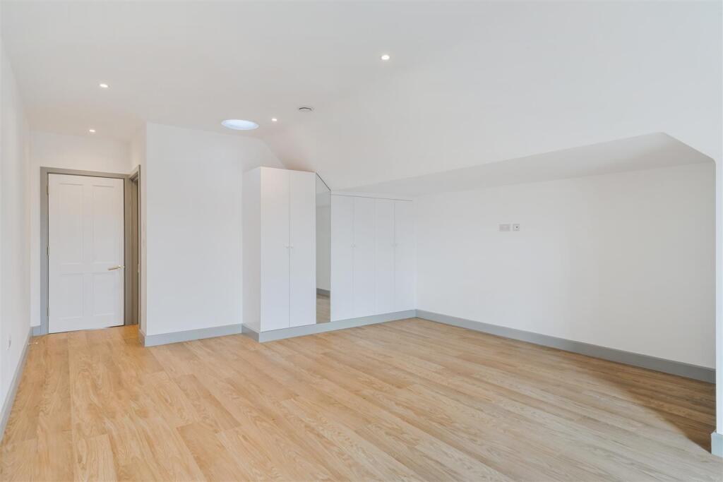 Apartment in Sutton - View 5