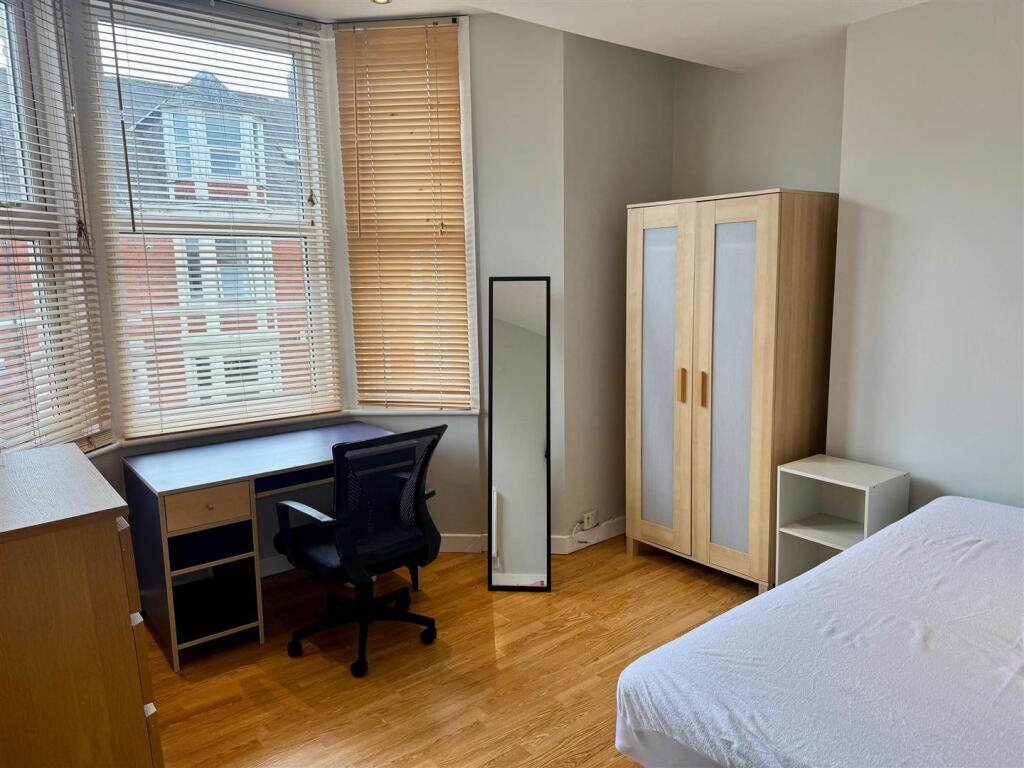 Apartment in Newcastle upon Tyne - View 5