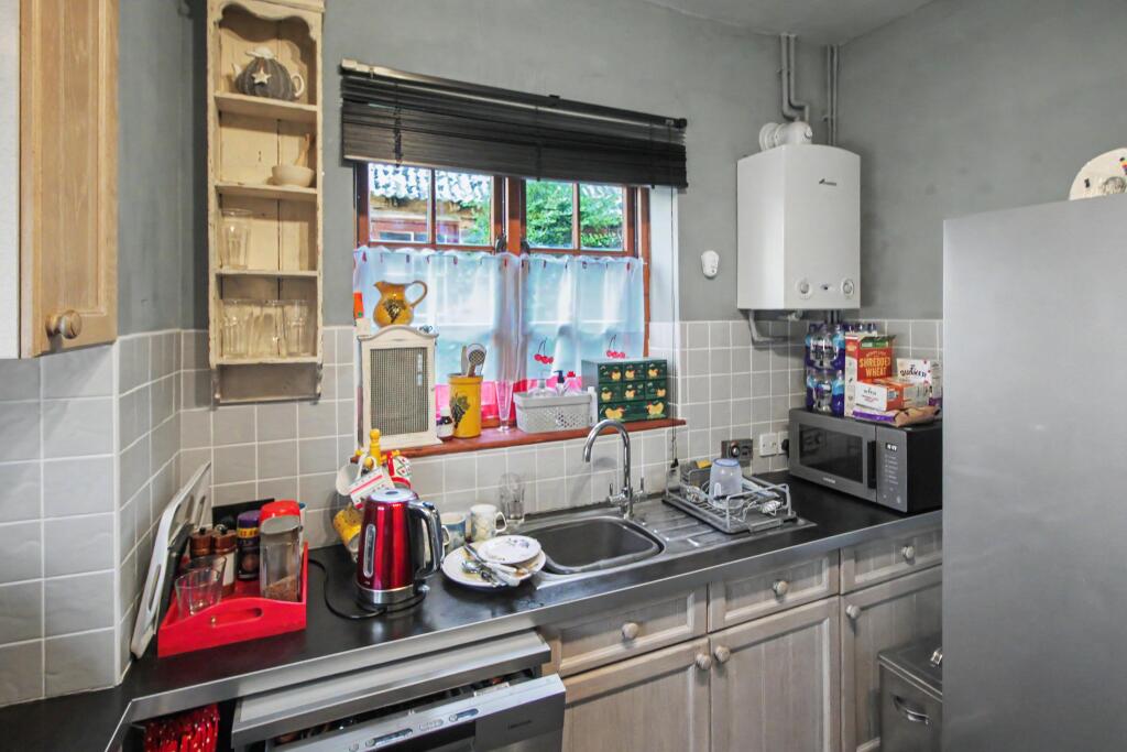 House in Bexhill-on-Sea, Pebsham - More