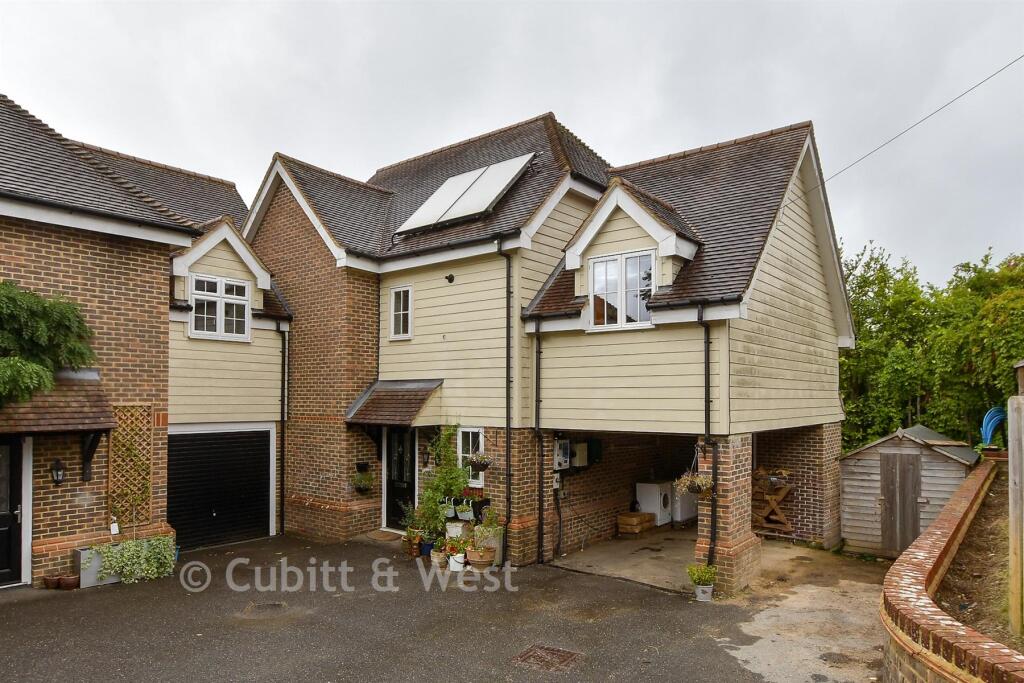 4 bedroom link detached house for sale in Station Road, Heathfield, East Sussex
