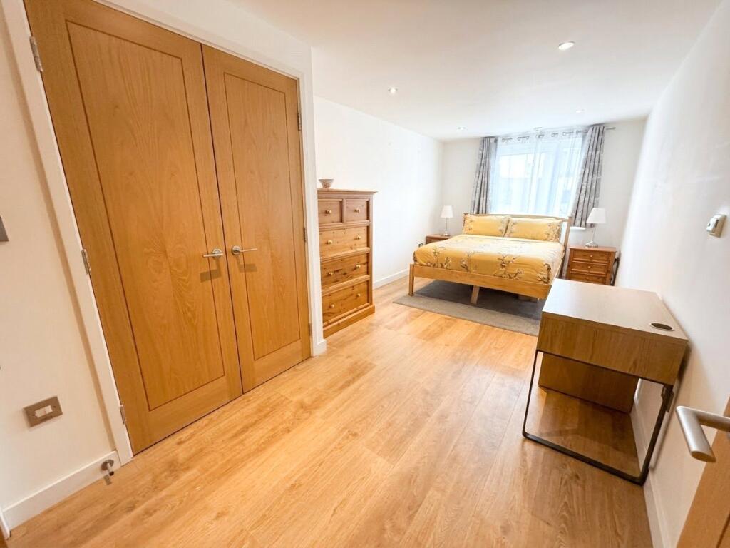 Apartment in Surrey Heath, Surrey - View 5