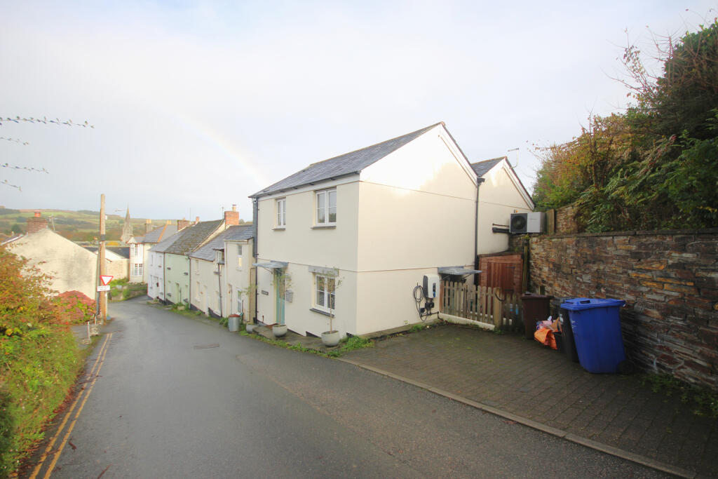 3-bed detached on Les Papillons, Castle Hill, Lostwithiel, Cornwall, £350,000