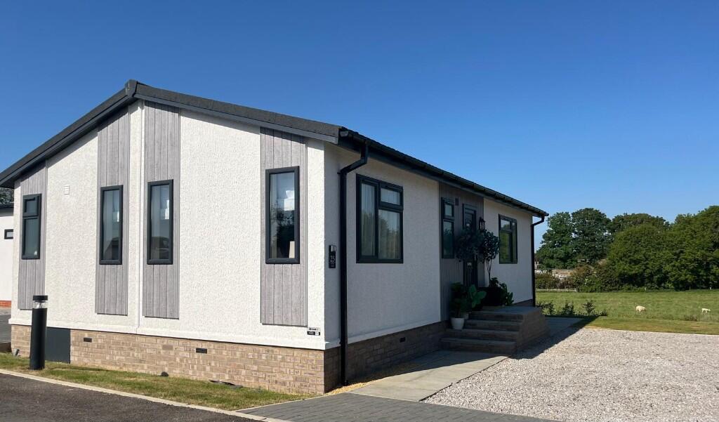 2-bed caravan on Nook Park, Willow Road, Great Horwood MK17, £240,000