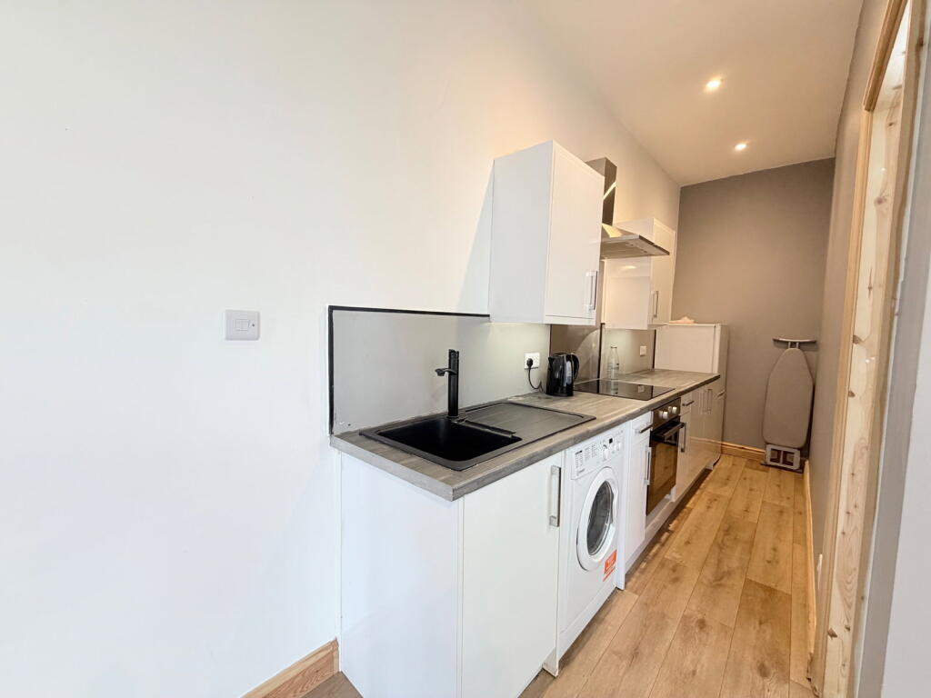 Apartment in Tameside, Greater Manchester - View 5