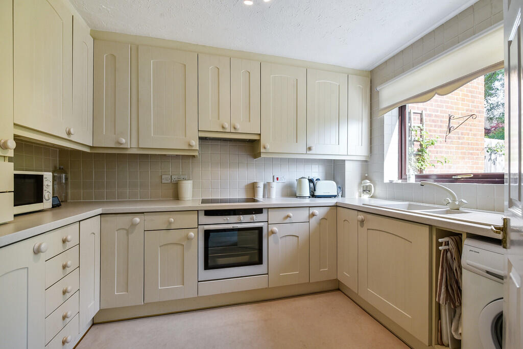 Swift Close, Badger Farm, Winchester photo 3