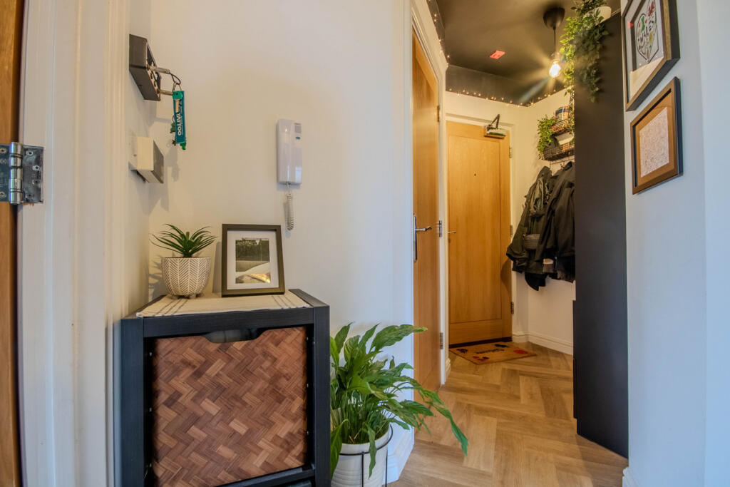 Apartment in Cardiff, Pentwyn - View 2