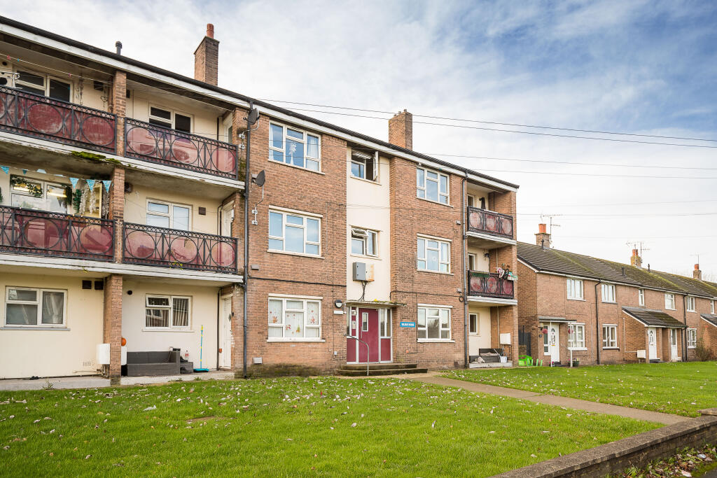 2-bed flat on Ffordd Powell, Wrexham, LL11, £110,000