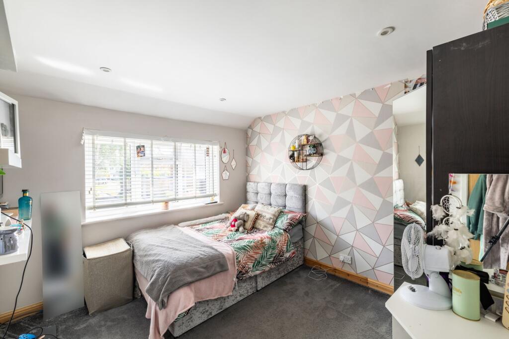 House in Crawley, Worth - View 5