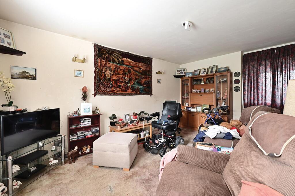 House in Basingstoke and Deane, Oakridge - View 3