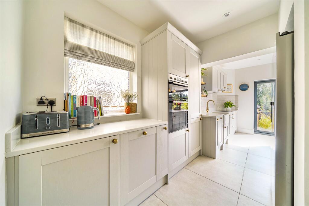House in Kingston upon Thames - More