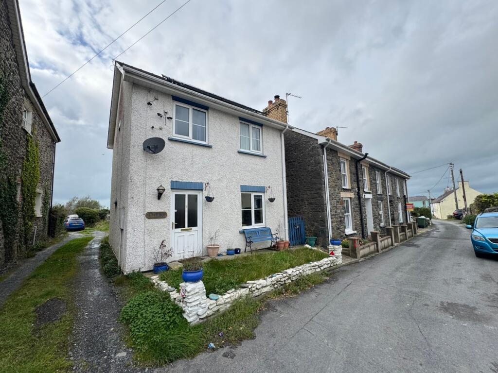 3-bed detached on Stryd Yr Eglwys, Llanon, SY23, £220,000