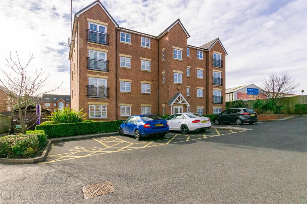 2-bed flat on Clayborne Court, Atherton, Manchester, £120,000