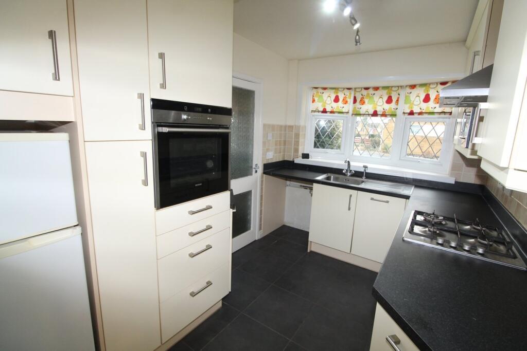 Yew Tree Close, Lutterworth, LE17 photo 3