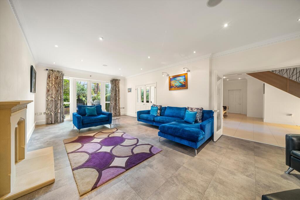 House in Kingston upon Thames - More