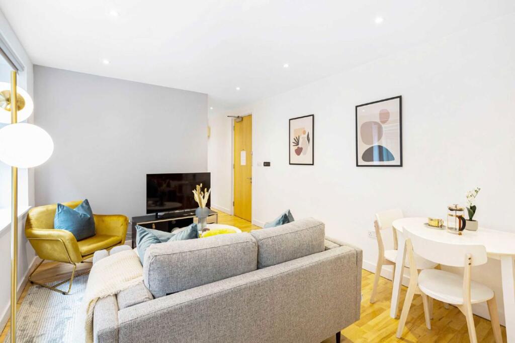 Apartment in London, West Smithfield, City of London - More