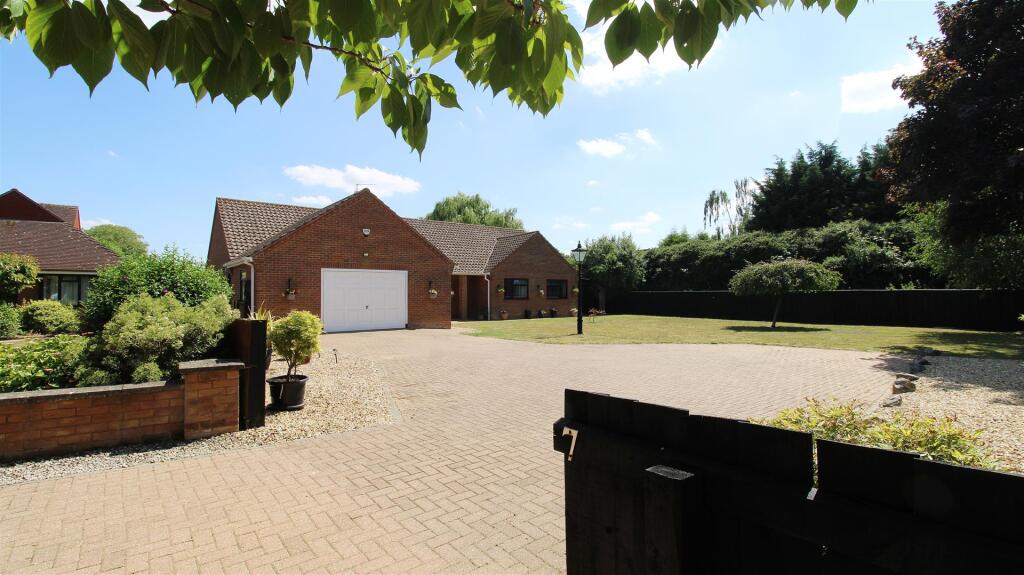 3-bed bungalow on Delph Fields, Long Sutton, £465,000